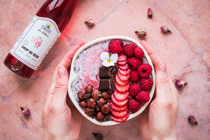 Chia Pudding au Sirop de Rose, Fruits Rouges et Chocolat 