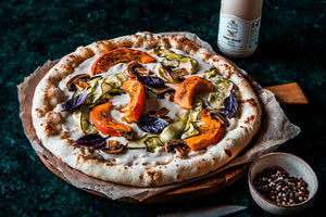 Pizza Bianca: Sauce Sésame, Légumes Rôtis et Herbes Aromatiques