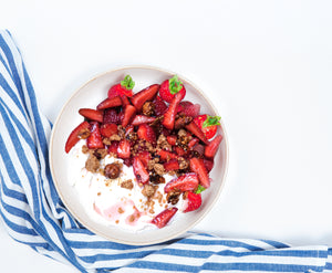 Salade de Fraises au Sirop de Rose & Crumble au Pavot 